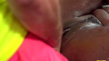 У парня на тренировке выпадает член из шортов