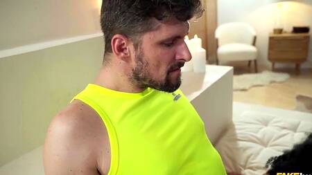 У парня на тренировке выпадает член из шортов