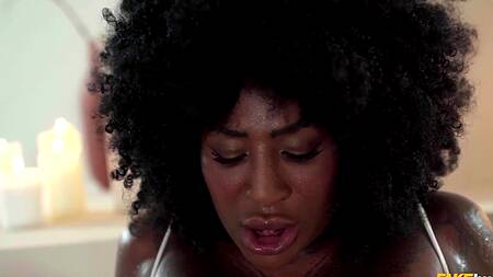 У парня на тренировке выпадает член из шортов