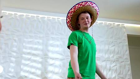 Сочную мачеху с большой жопой легко соблазнить на секс