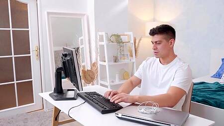 Грудастая красотка в сексуальном белье соблазняет соседа