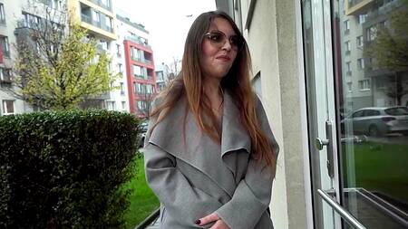 Шла к подруге, но занялась сексом за деньги с пикапером