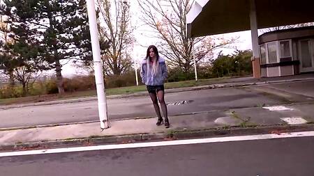 Снял красивую проститутку в шубе и трахает её на улице