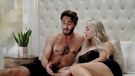 Красивая жена развлекается с молодым любовником