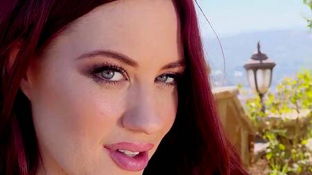 Негр долбит большим членом сочную попку рыжей милфы