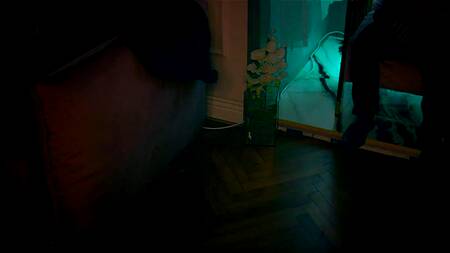 Чувственная красотка трахается с двумя, чтобы дать в обе дырки