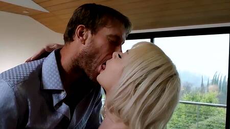 Милая блондинка ласкает хуй мужика большими натуральными сиськами