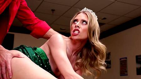 Красивая работница не против трахнуться с начальником за премию