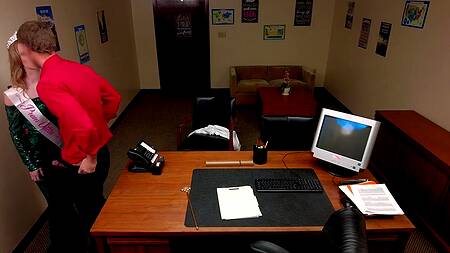 Красивая работница не против трахнуться с начальником за премию