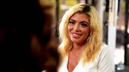 Слабая на передок парикмахерша трахается с клиентом