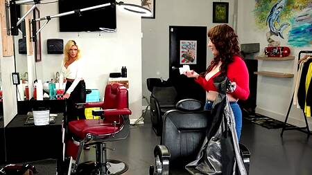 Слабая на передок парикмахерша трахается с клиентом