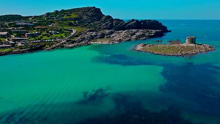 Красивая работница отеля трахается с богатым негром после смены