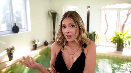 Красотка в купальнике отдается в попку после бассейна