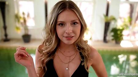 Красотка в купальнике отдается в попку после бассейна