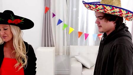 Страстная мачеха уже давно хотела попробовать член пасынка на вкус