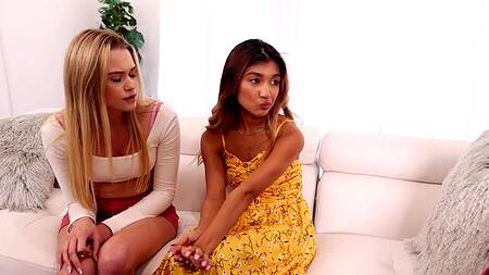 Трахает белокурую падчерицу и её подругу азиатку