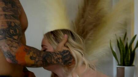 Нашел в своей кровати милую подругу дочки и трахнул её