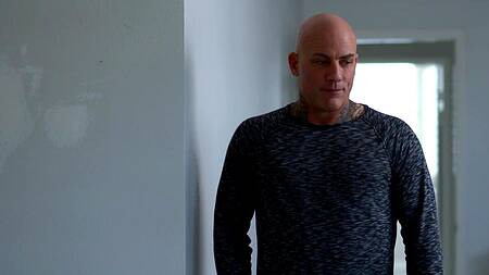 Нашел в своей кровати милую подругу дочки и трахнул её