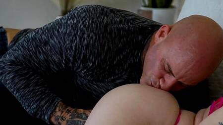 Нашел в своей кровати милую подругу дочки и трахнул её