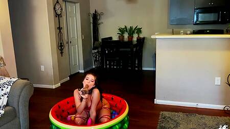 Красотка плескается в масле и соблазняет на дикий секс