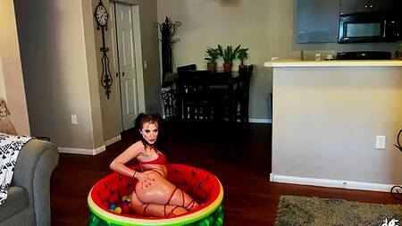 Красотка плескается в масле и соблазняет на дикий секс