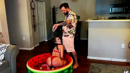 Красотка плескается в масле и соблазняет на дикий секс