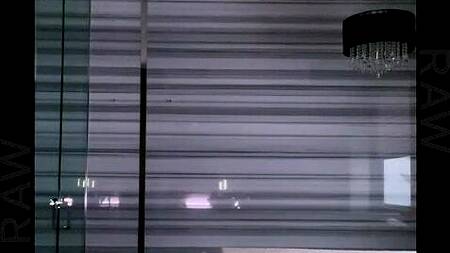 Привел к себе миниатюрную брюнетку и трахает её большим членом