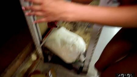 Работница супермаркета трахается с коллегой на ночной смене