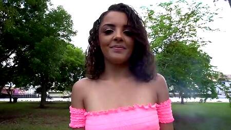 Милая телка показывает сиськи и отдается в киску в кустах