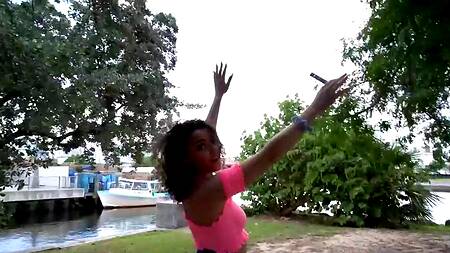 Милая телка показывает сиськи и отдается в киску в кустах