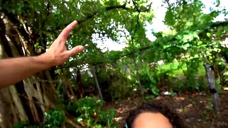 Милая телка показывает сиськи и отдается в киску в кустах