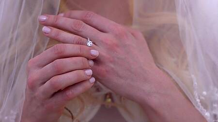 Невеста в фате наслаждается первым сексом в качестве жены