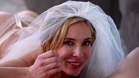 Невеста в фате наслаждается первым сексом в качестве жены