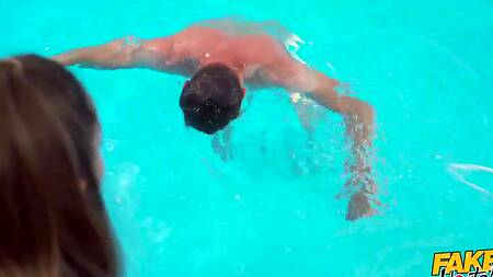 Администратор отеля жарко трахает двух красавиц в бассейне