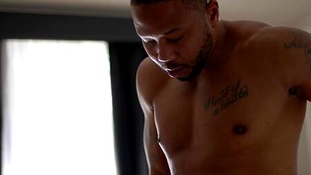 Пока муж в командировке, рыжая жена трахается с негром