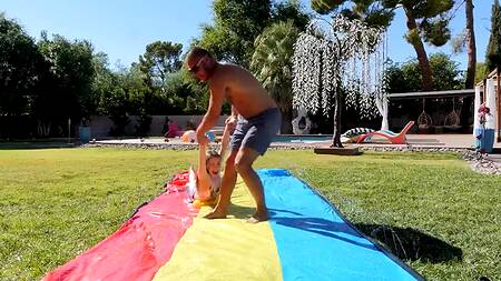 Спасается от жары вместе с Sylvie Sterling и ебет её