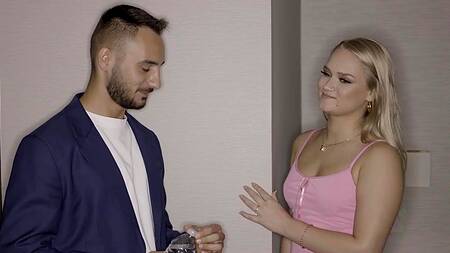 Зашел в соседний номер и трахнул блондинку Harley King