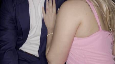 Зашел в соседний номер и трахнул блондинку Harley King