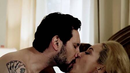 Зрелые муж с женой всё ещё не утратили страсть в отношениях