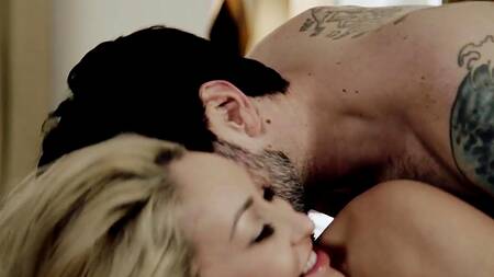 Зрелые муж с женой всё ещё не утратили страсть в отношениях