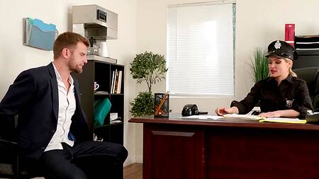 Полицейская Cherry Kiss отпустит преступника после анальной ебли