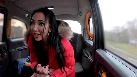 Переодевание в такси заканчивается сексом с таксистом