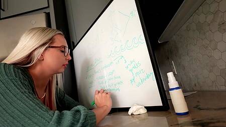 Жена работает дома и сексуально обслуживает мужа