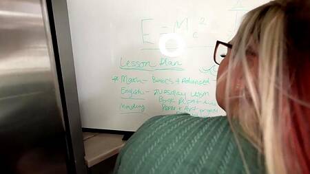 Жена работает дома и сексуально обслуживает мужа