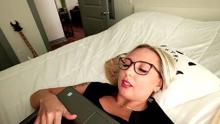 Жена работает дома и сексуально обслуживает мужа