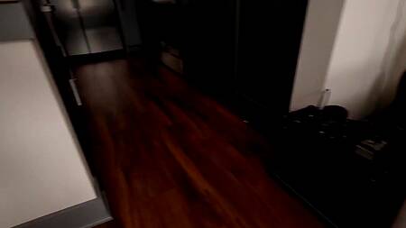 Жена работает дома и сексуально обслуживает мужа