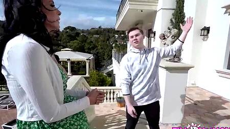 Милфа обещает больше не спать с другом сына, но срывается