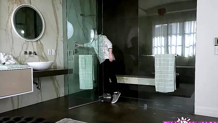 Милфа обещает больше не спать с другом сына, но срывается