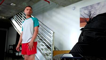 У парня нет сексуального опыта, но мачеха поможет с этим