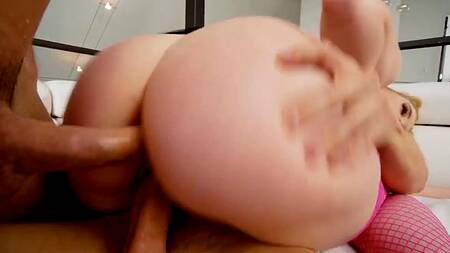 Marilyn Johnson в розовой сетке можно жестко ебать в обе дырки